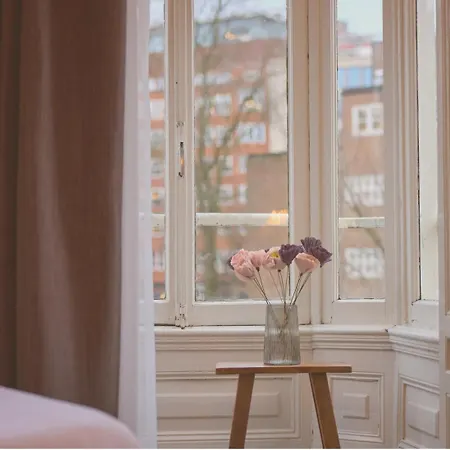 Отель Quentin Canal House Амстердам