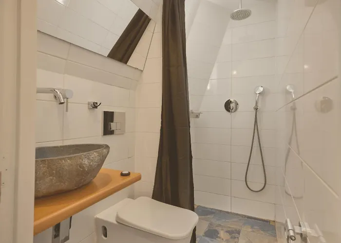 Quentin Canal House Hotel 3*