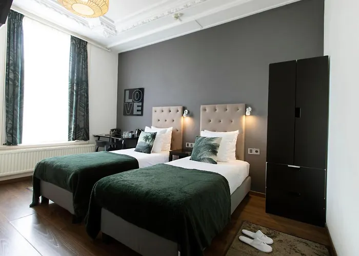 Quentin Canal House 3*