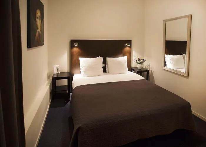 Quentin Canal House 3*