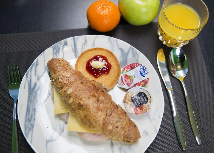 Quentin Canal House 3*