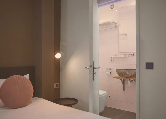 Quentin Canal House Hotel 3*