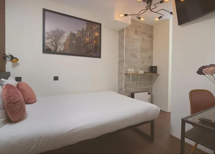 Quentin Canal House 3*